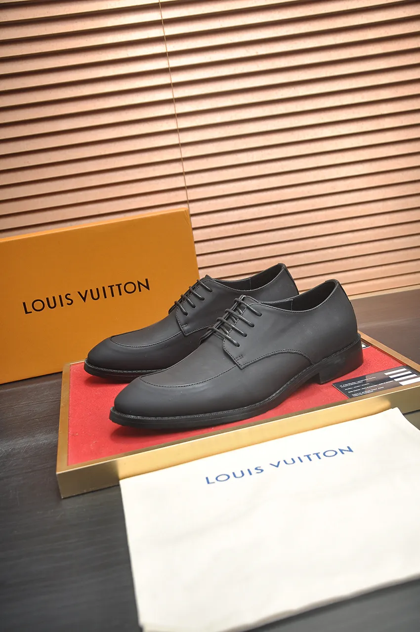 Men's men's shoes 💰500💶 [LV] (original single cowhide lining) 🍀LV's latest genuine leather business suit shoes are launched simultaneously on the official website. The first-layer cowhide imported from Italy is made of heavy gold, 💥official website 1:1 rubber outsole. Versatile to wear, high-end without losing class, and the color combination is extraordinary. This four-season style is alluring when worn on your feet, showing off your big-name flair. Standard code 38-45 (45 customized)